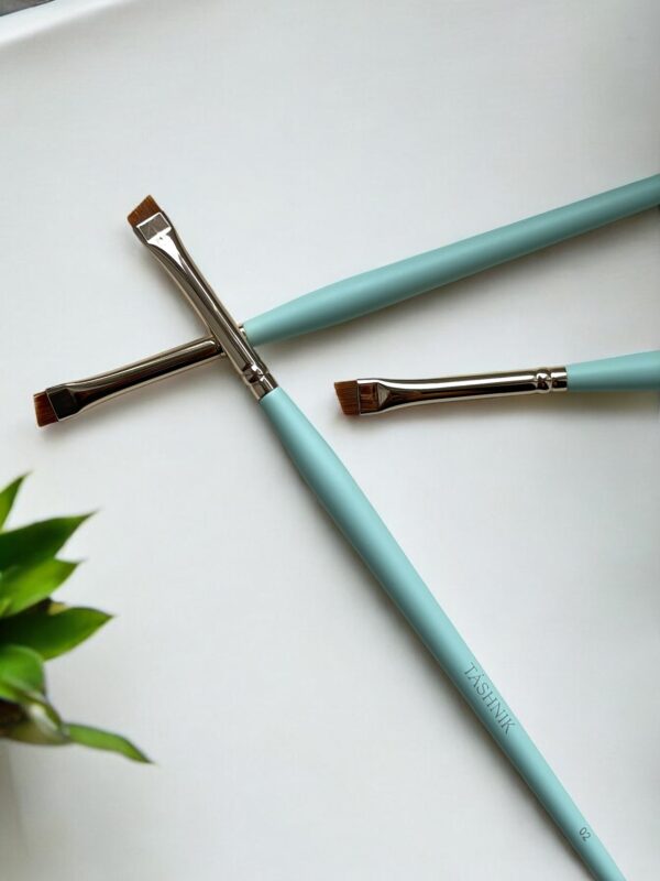 Tashnik Brush T02 – Angled Brow and Eyeliner Brush